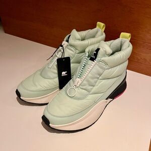 NWT Sorel Out N About Puffy Zip waterproof women’s 10.5 boots Mint green